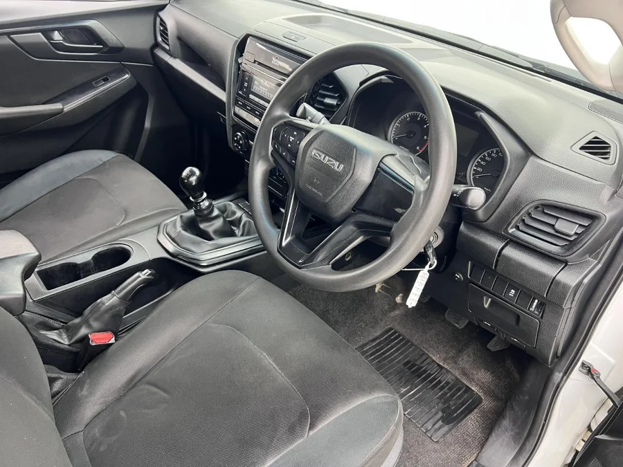 Used 2023 Isuzu D-Max 1.9TD double cab L manual - EBK Auto