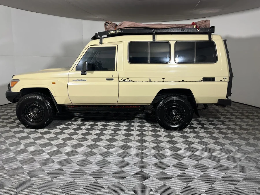 Used 2011 Toyota Land Cruiser 76 4.2D station wagon - WeBuyCars Germiston