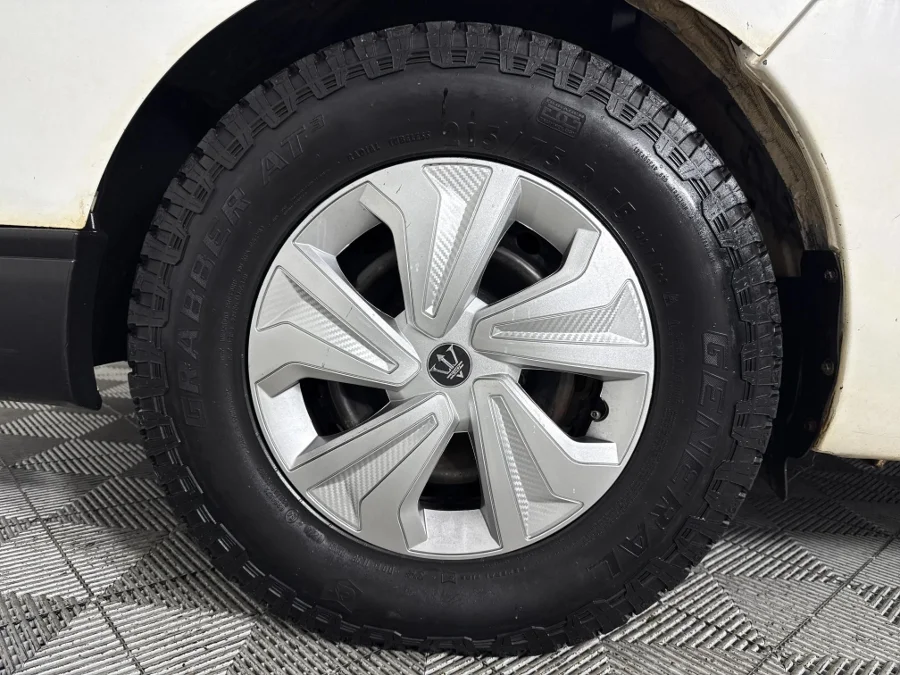 Used 2016 Nissan NV350 Impendulo 2.5i 16-seater - WeBuyCars The Dome