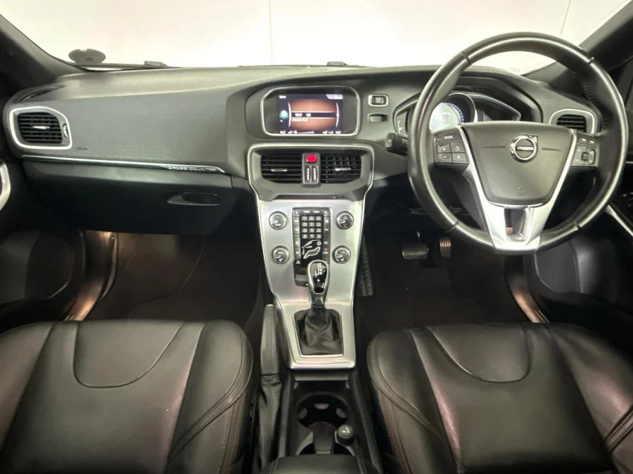 Used 2019 Volvo V40 Cross Country D4 Momentum - WeBuyCars Silverlakes
