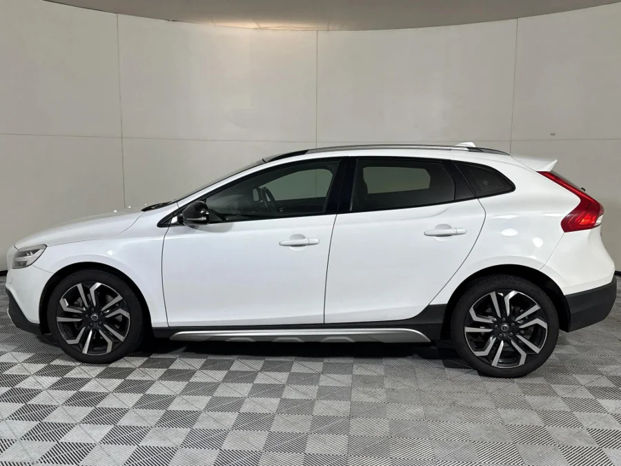 Used 2019 Volvo V40 Cross Country D4 Momentum - WeBuyCars Silverlakes