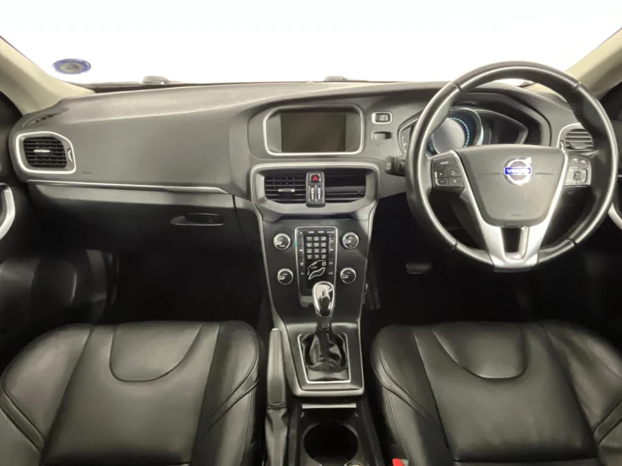 Used 2014 Volvo V40 T4 Excel auto - WeBuyCars Gqeberha