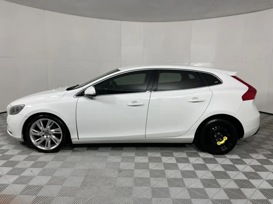 Used 2014 Volvo V40 T4 Excel auto - WeBuyCars Gqeberha