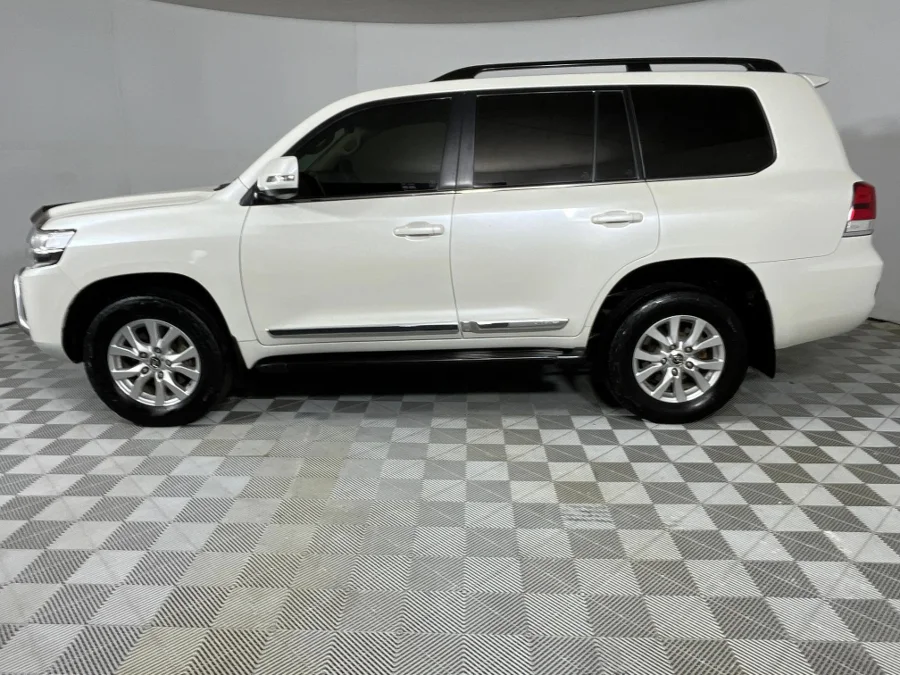 Used 2017 Toyota Land Cruiser 200 4.5D-4D V8 VX-R - WeBuyCars Silverlakes Used 2017 Toyota Land Cruiser 200 4.5D-4D V8 VX-R - WeBuyCars Silverlakes