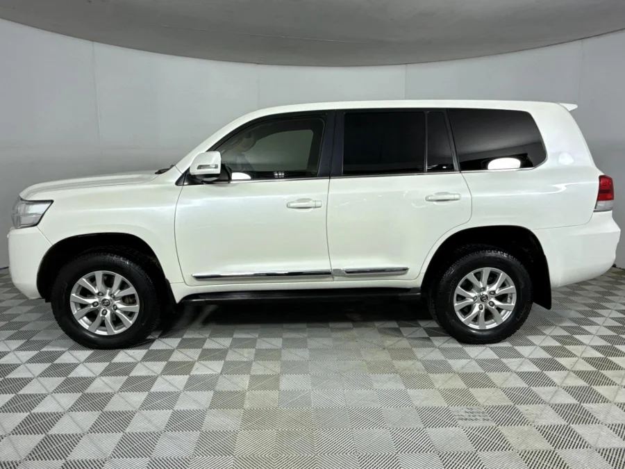 Used 2017 Toyota Land Cruiser 200 4.5D-4D V8 VX-R - WeBuyCars Silverlakes Used 2017 Toyota Land Cruiser 200 4.5D-4D V8 VX-R - WeBuyCars Silverlakes