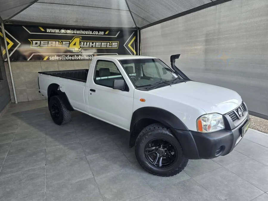 Used 2015 Nissan NP300 Hardbody 2.4 4x4 mid - Deals 4 Wheels