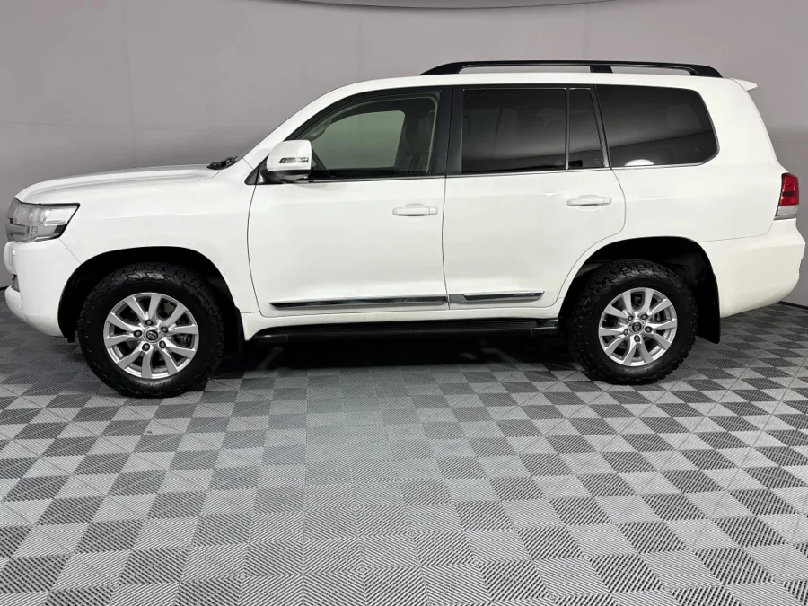 Used 2017 Toyota Land Cruiser 200 4.5D-4D V8 VX-R - WeBuyCars Lansdowne