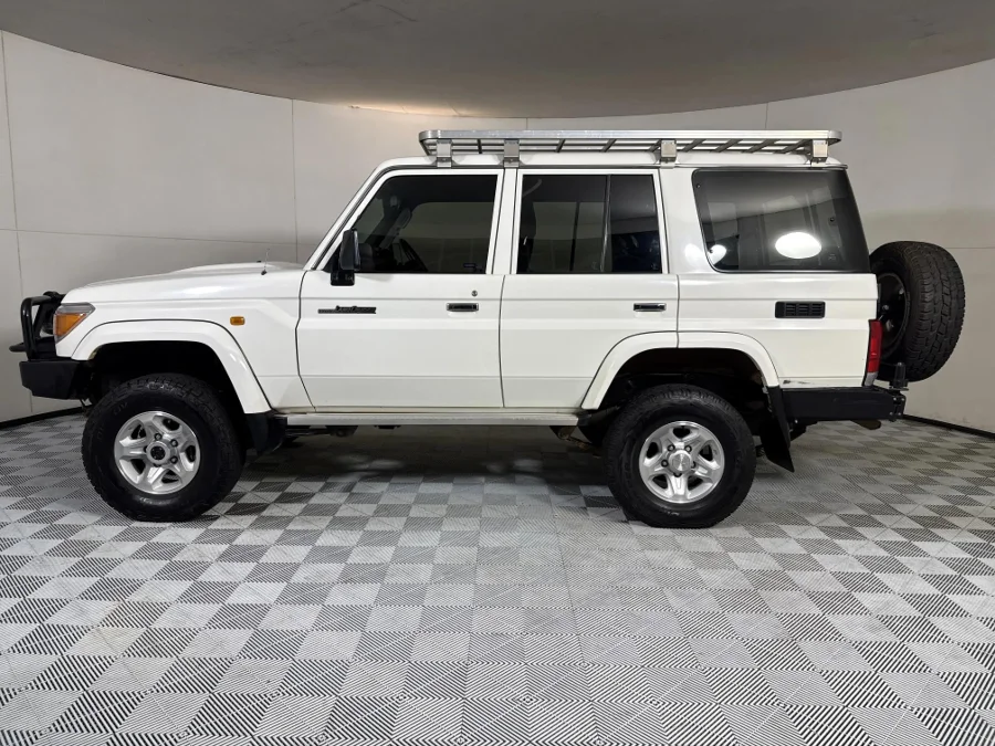 Used 2008 Toyota Land Cruiser 76 Land Cruiser 70 4.2D station wagon LX - WeBuyCars Midstream Used 2008 Toyota Land Cruiser 76 Land Cruiser 70 4.2D station wagon LX - WeBuyCars Midstream
