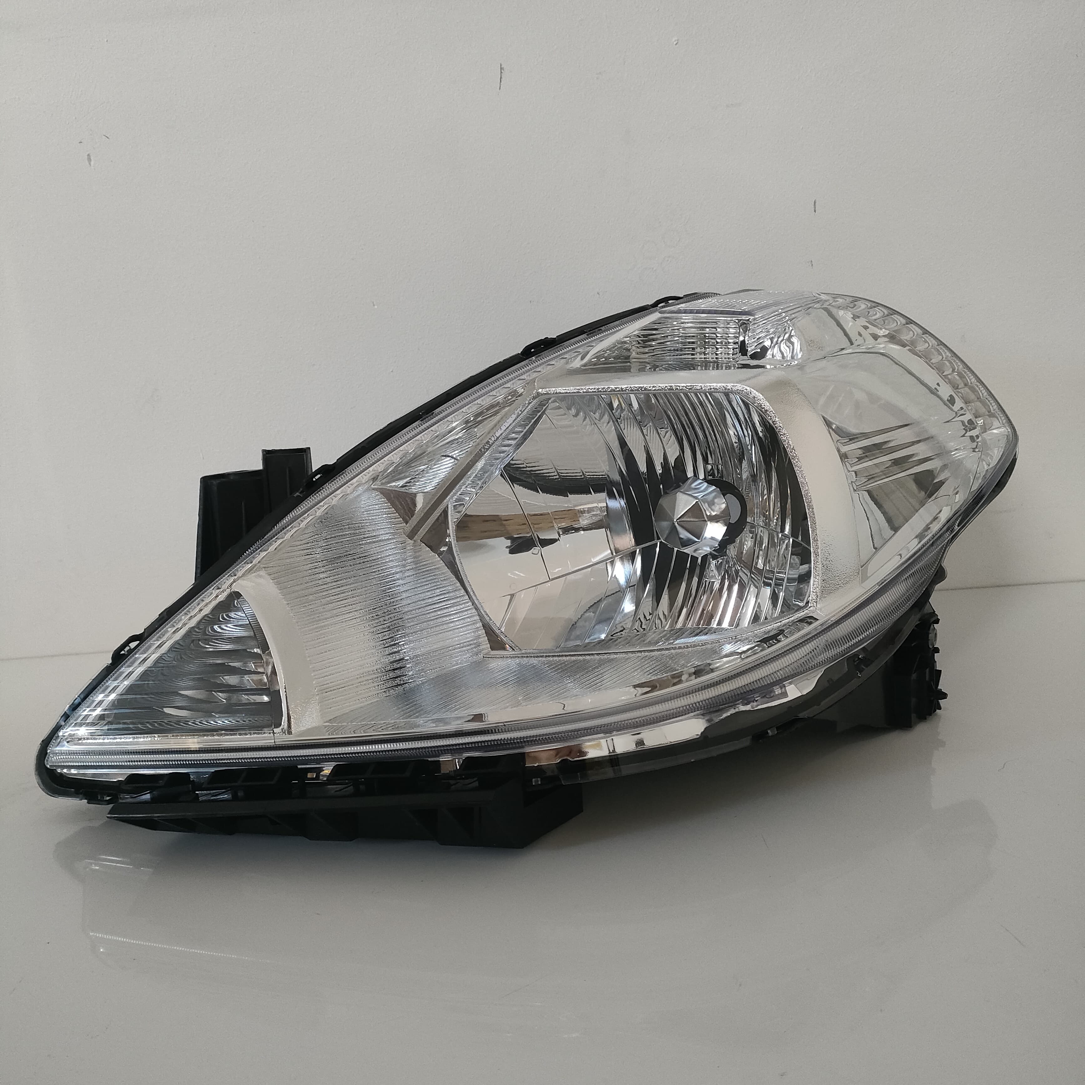 Nissan Tiida Headlamp LH
