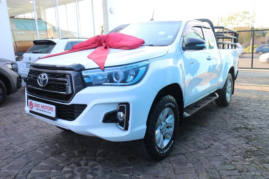 Used 2017 Toyota Hilux 2.8GD-6 Xtra cab Raider Dakar - OMC Motors Used 2017 Toyota Hilux 2.8GD-6 Xtra cab Raider Dakar - OMC Motors
