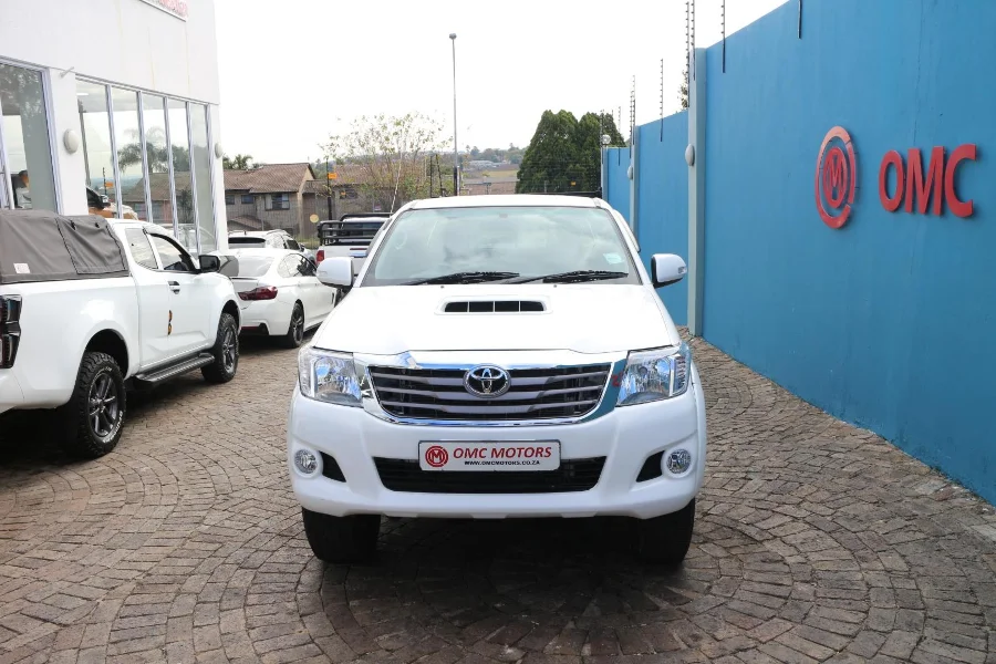 Used 2012 Toyota Hilux 3.0D-4D Xtra cab 4x4 Raider Dakar edition - OMC Motors Used 2012 Toyota Hilux 3.0D-4D Xtra cab 4x4 Raider Dakar edition - OMC Motors
