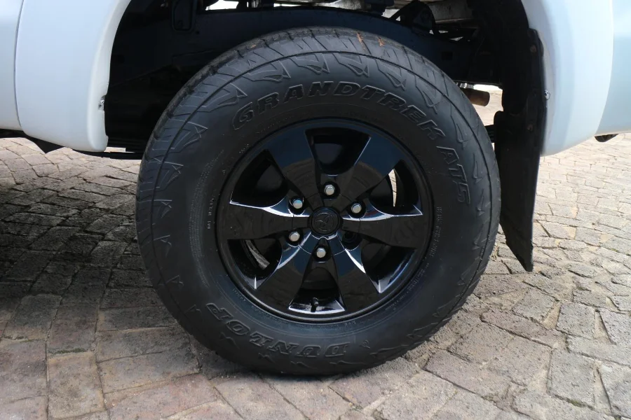 Used 2012 Toyota Hilux 3.0D-4D Xtra cab 4x4 Raider Dakar edition - OMC Motors Used 2012 Toyota Hilux 3.0D-4D Xtra cab 4x4 Raider Dakar edition - OMC Motors