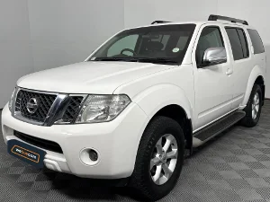 Used 2014 Nissan Pathfinder 2.5dCi SE auto