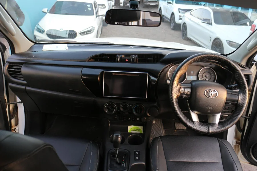 Used 2019 Toyota Hilux 2.4GD-6 Xtra cab SRX auto - OMC Motors Used 2019 Toyota Hilux 2.4GD-6 Xtra cab SRX auto - OMC Motors