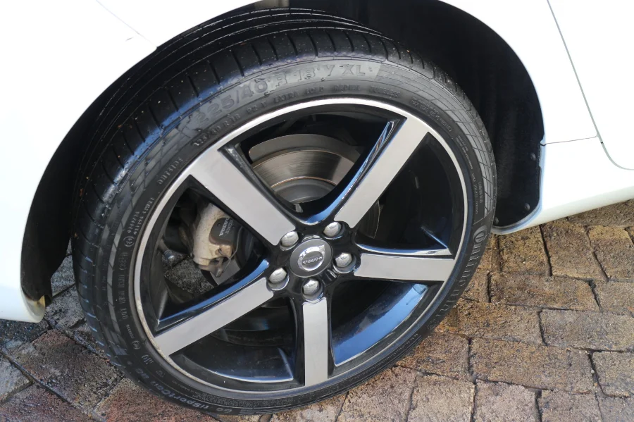 Used 2018 Volvo V40 D2 R-Design - OMC Motors Used 2018 Volvo V40 D2 R-Design - OMC Motors