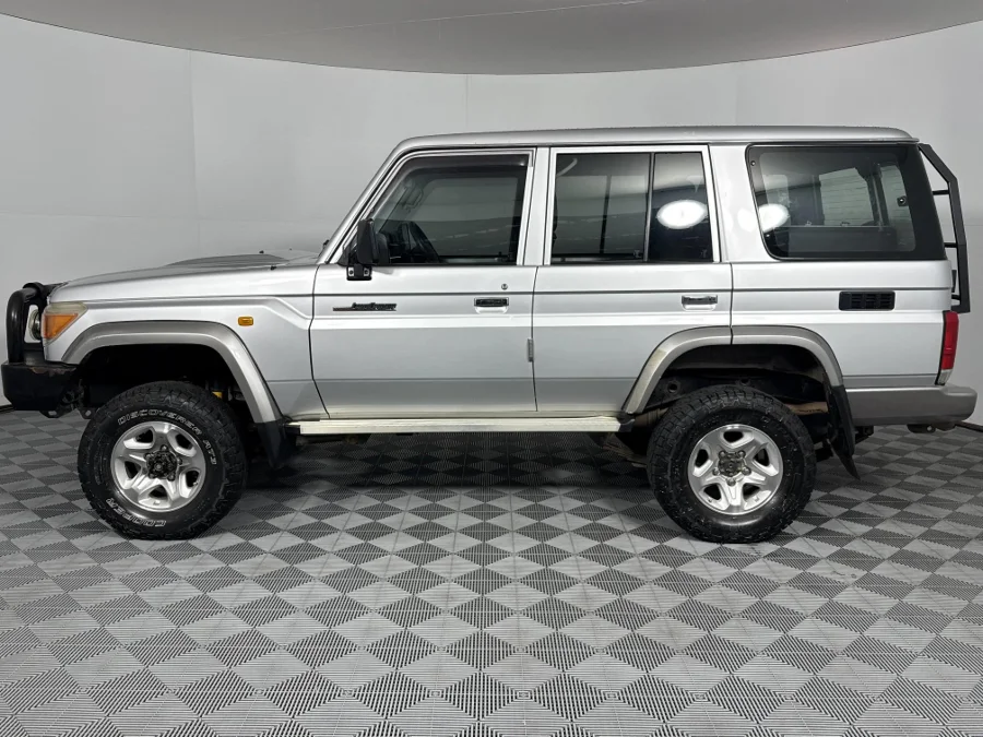 Used 2010 Toyota Land Cruiser 76 4.2D station wagon - WeBuyCars Lansdowne Used 2010 Toyota Land Cruiser 76 4.2D station wagon - WeBuyCars Lansdowne