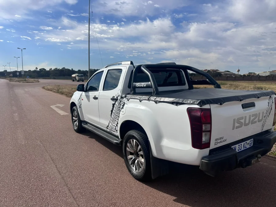 Used 2022 Isuzu D-Max 250 double cab X-Rider Black - Khensani Imports And Exports Used 2022 Isuzu D-Max 250 double cab X-Rider Black - Khensani Imports And Exports
