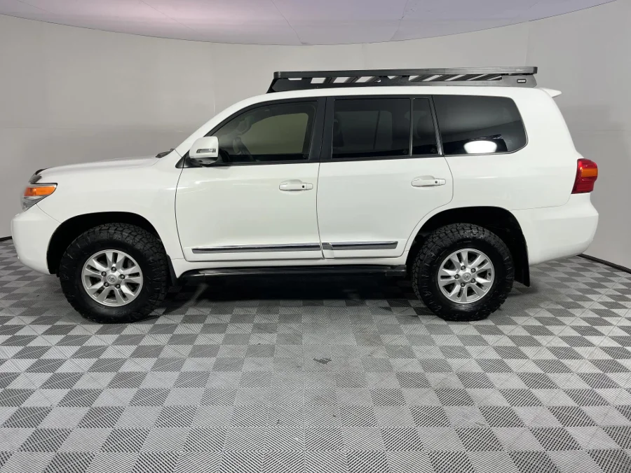 Used 2013 Toyota Land Cruiser 200 4.5D-4D V8 VX - WeBuyCars Germiston Used 2013 Toyota Land Cruiser 200 4.5D-4D V8 VX - WeBuyCars Germiston