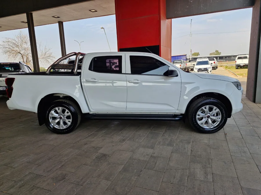 Used 2022 Isuzu D-Max 1.9TD double cab LS auto - Highway Motors Used 2022 Isuzu D-Max 1.9TD double cab LS auto - Highway Motors