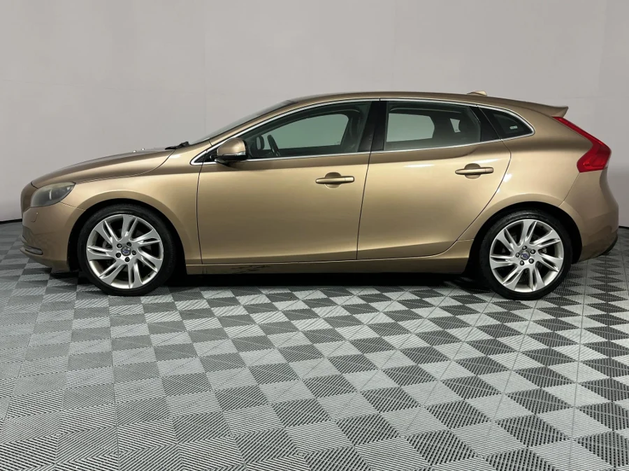 Used 2014 Volvo V40 T4 Excel auto - WeBuyCars Lansdowne Used 2014 Volvo V40 T4 Excel auto - WeBuyCars Lansdowne