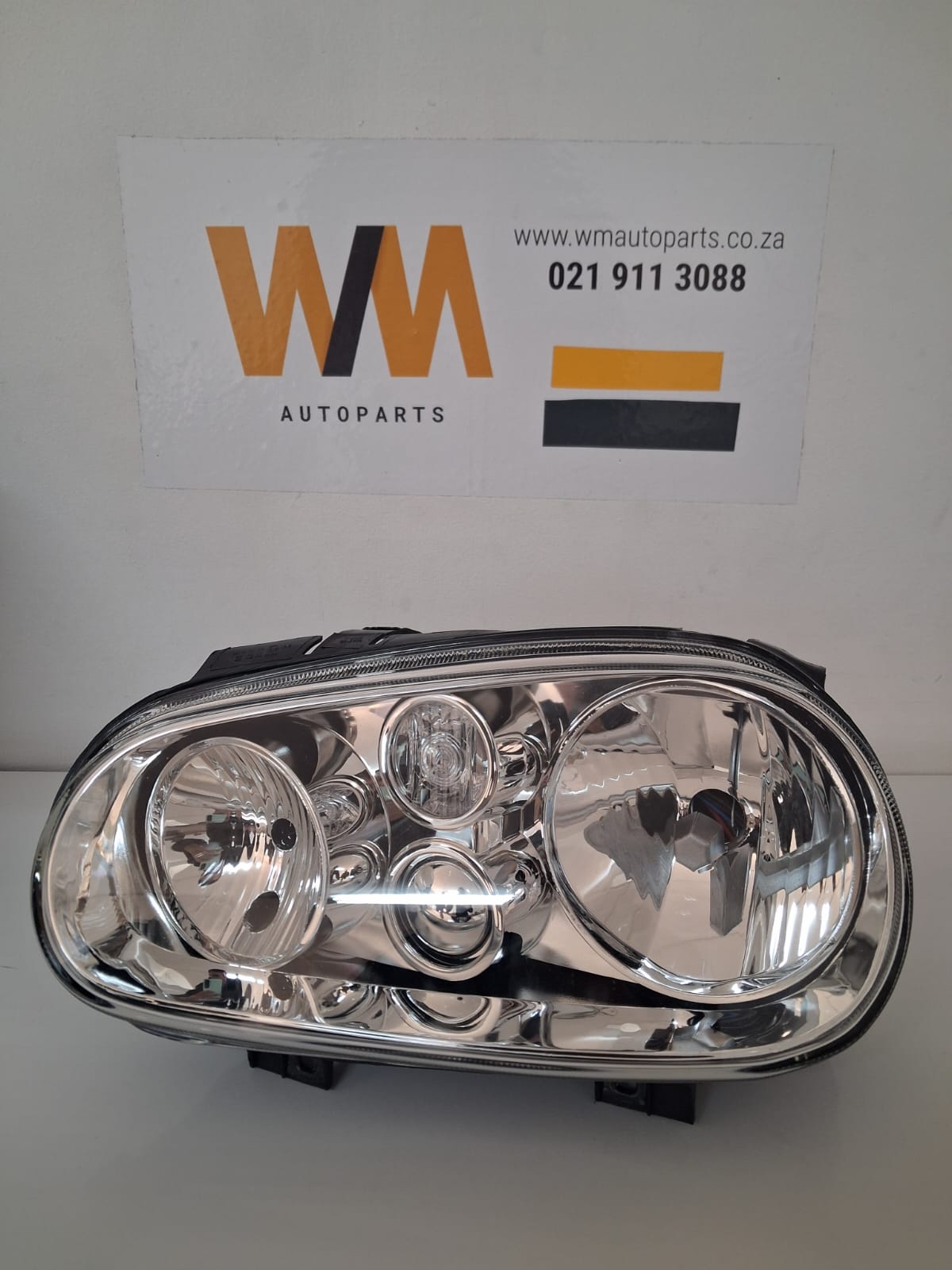 GOLF4 HEADLAMP LH NO FOG LMP 99-02  R690.00 EXCL