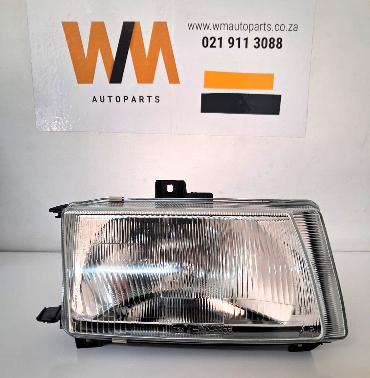 POLO HEADLAMP RH 96-02 SQ PLUG R350.00 EXCL