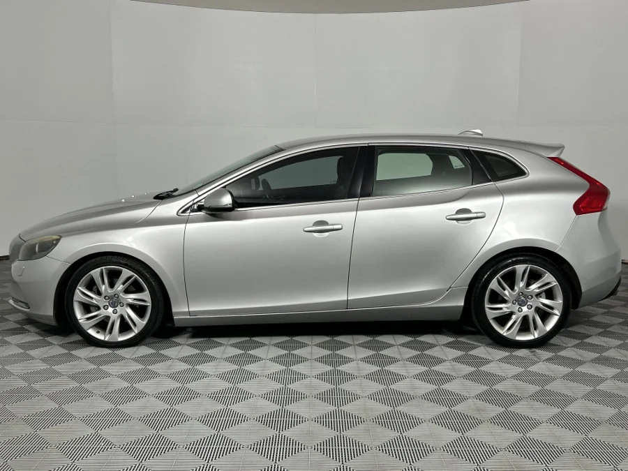 Used 2014 Volvo V40 T4 Excel auto - WeBuyCars Lansdowne Used 2014 Volvo V40 T4 Excel auto - WeBuyCars Lansdowne