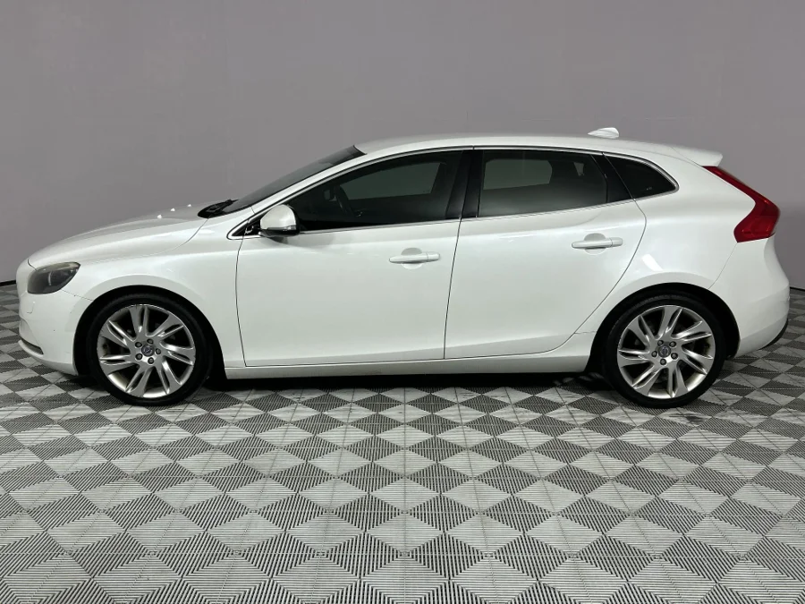 Used 2014 Volvo V40 D2 Excel - WeBuyCars Lansdowne Used 2014 Volvo V40 D2 Excel - WeBuyCars Lansdowne