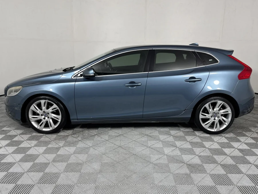 Used 2014 Volvo V40 T4 Excel auto - WeBuyCars The Dome