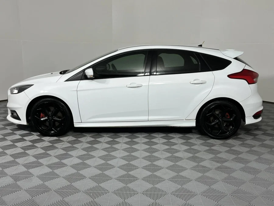 Used 2017 Ford Focus ST 1 - WeBuyCars Midstream