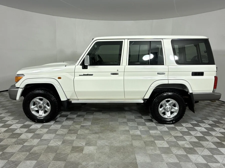 Used 2023 Toyota Land Cruiser 76 4.5D-4D V8 station wagon LX - WeBuyCars Montana