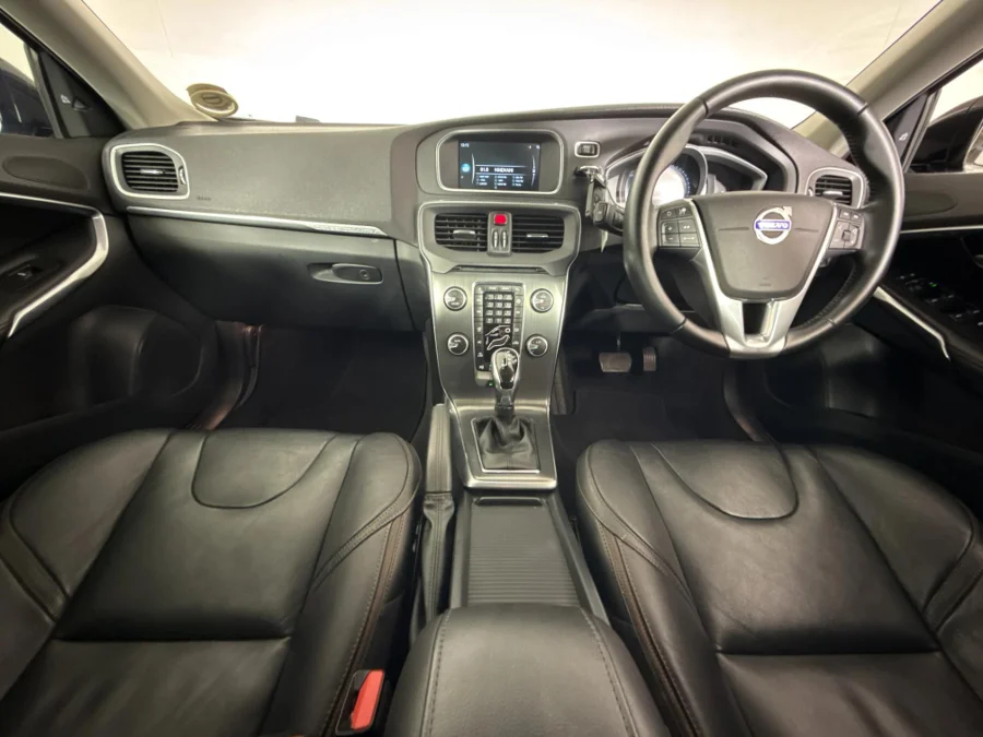 Used 2016 Volvo V40 Cross Country D4 Inscription - WeBuyCars Montana