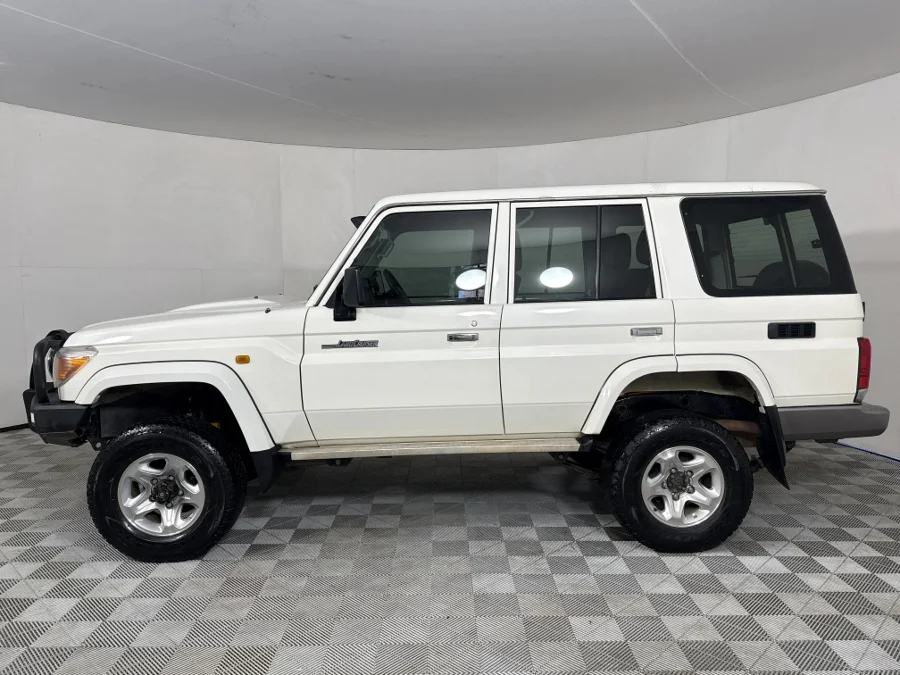 Used 2011 Toyota Land Cruiser 76 4.2D station wagon - WeBuyCars George