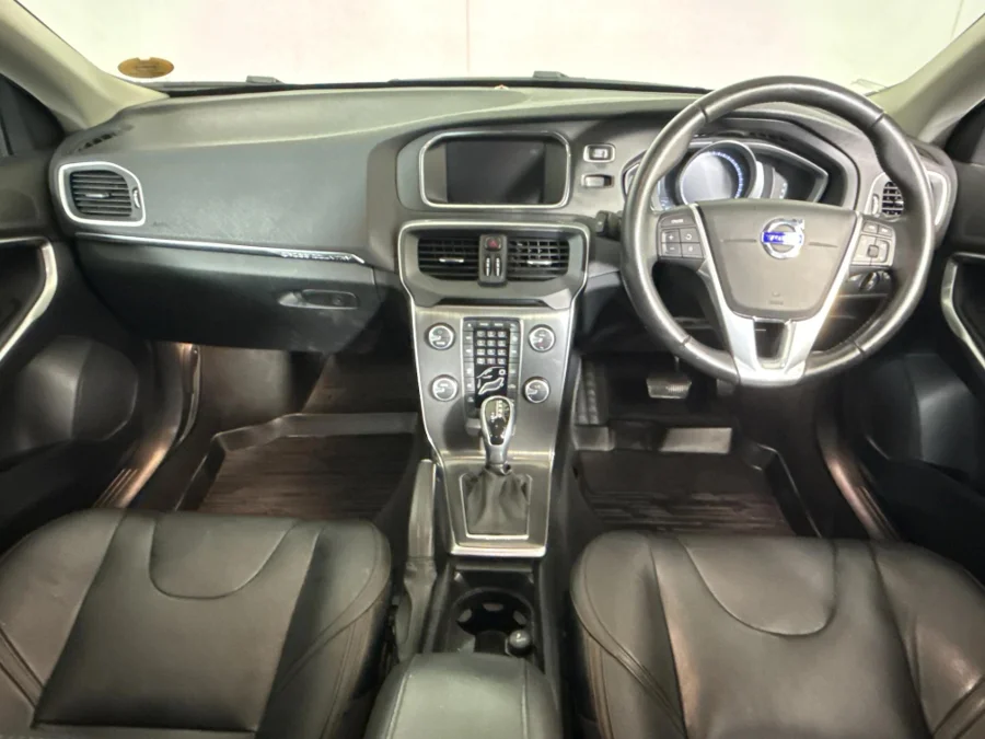 Used 2015 Volvo V40 Cross Country T4 Inscription auto - WeBuyCars Midstream Used 2015 Volvo V40 Cross Country T4 Inscription auto - WeBuyCars Midstream