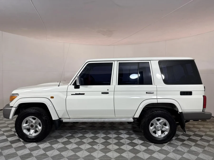 Used 2020 Toyota Land Cruiser 76 4.5D-4D V8 station wagon LX - WeBuyCars JHB South Used 2020 Toyota Land Cruiser 76 4.5D-4D V8 station wagon LX - WeBuyCars JHB South
