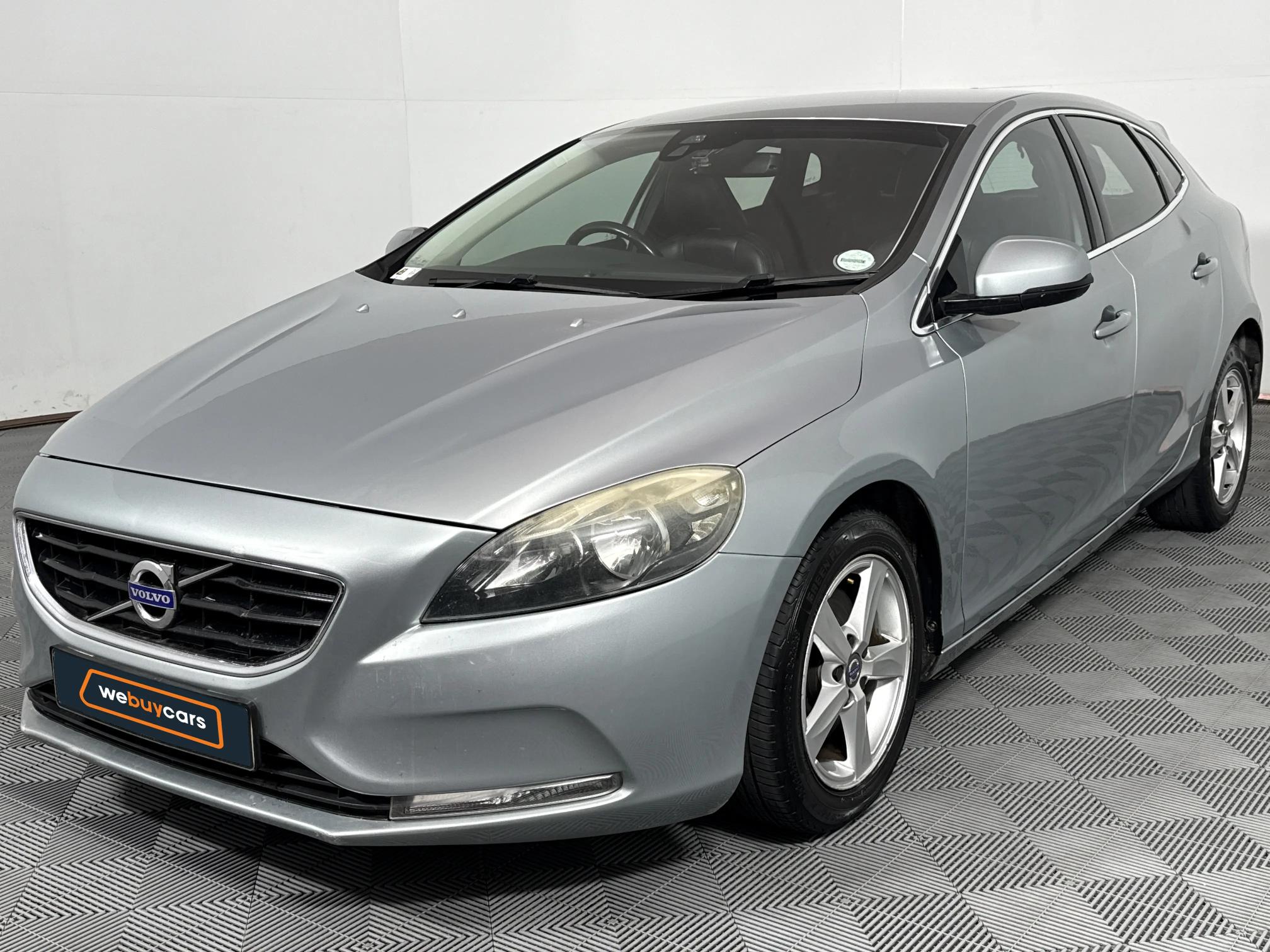 Used 2016 Volvo V40 T4 Momentum auto