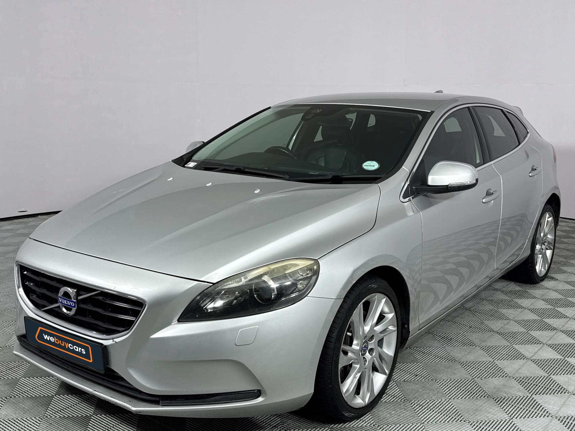 Used 2015 Volvo V40 T3 Momentum auto