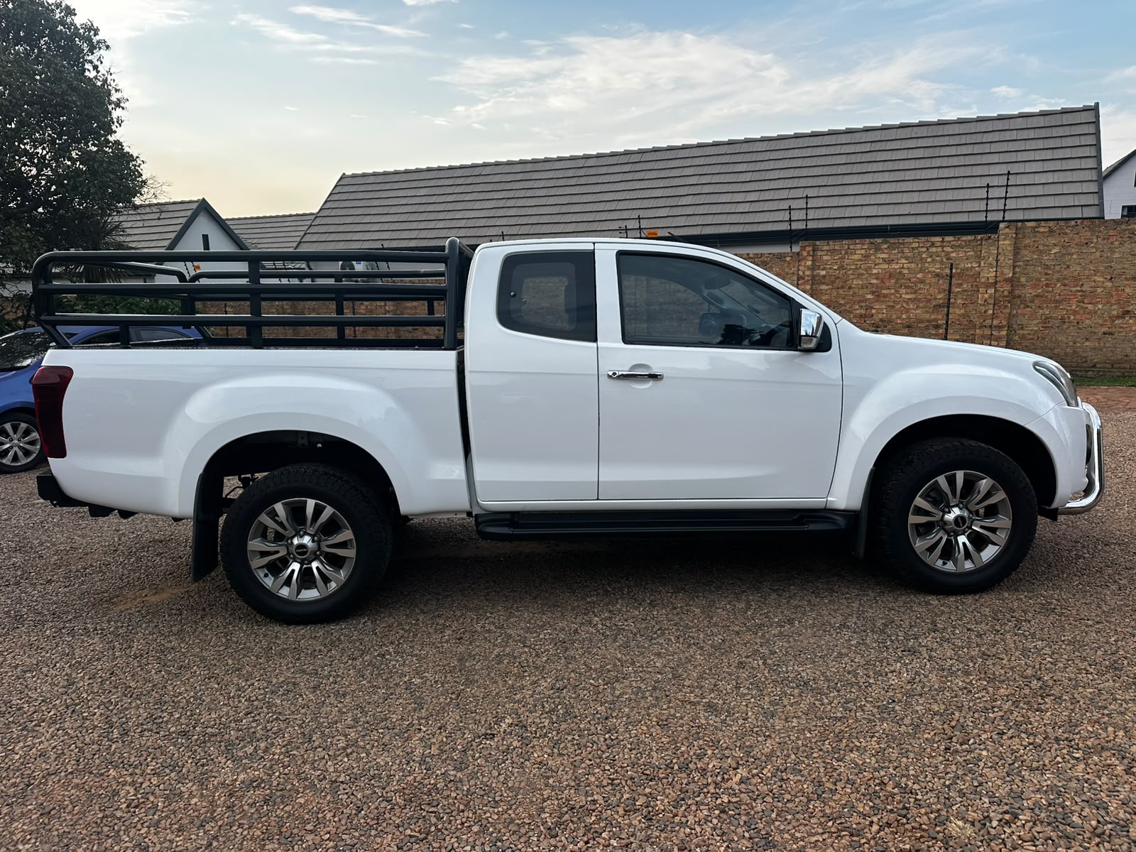 2024 Isuzu D-Max 300 3.0TD Extended cab LX auto