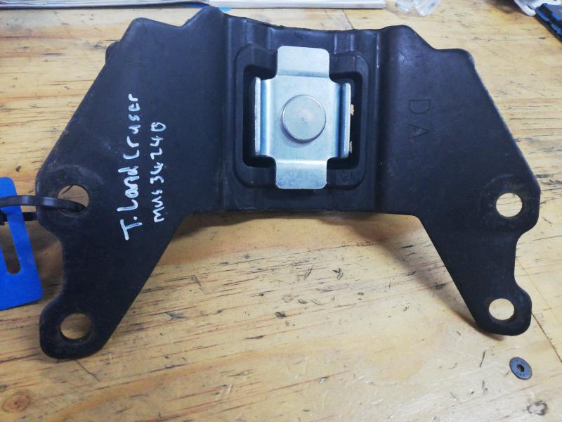 Second Hand Gearbox Mounting Left For TOYOTA LANDCRUISER 200 V8 4.5D VX A/T
