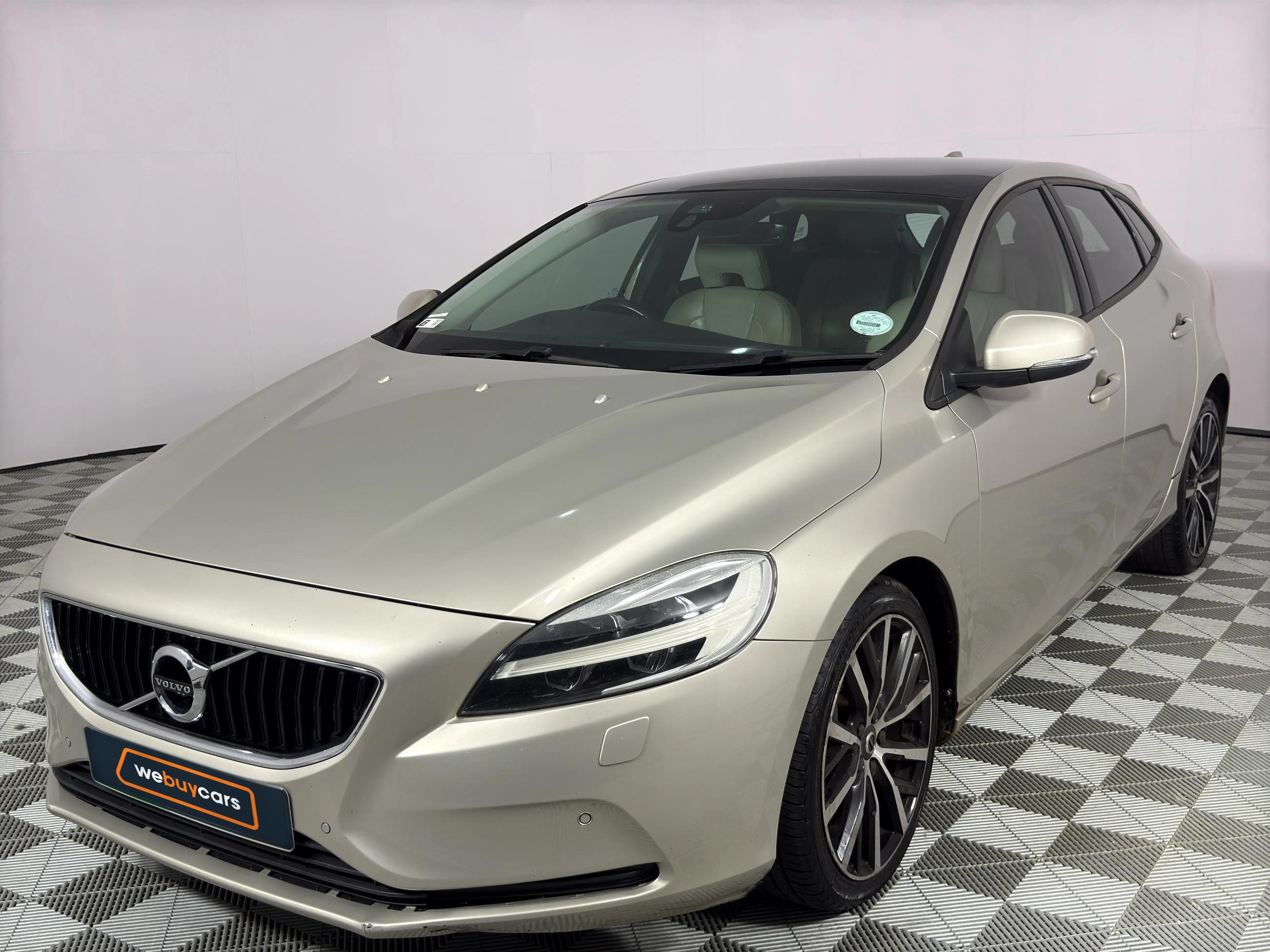 Used 2017 Volvo V40 T3 Momentum auto