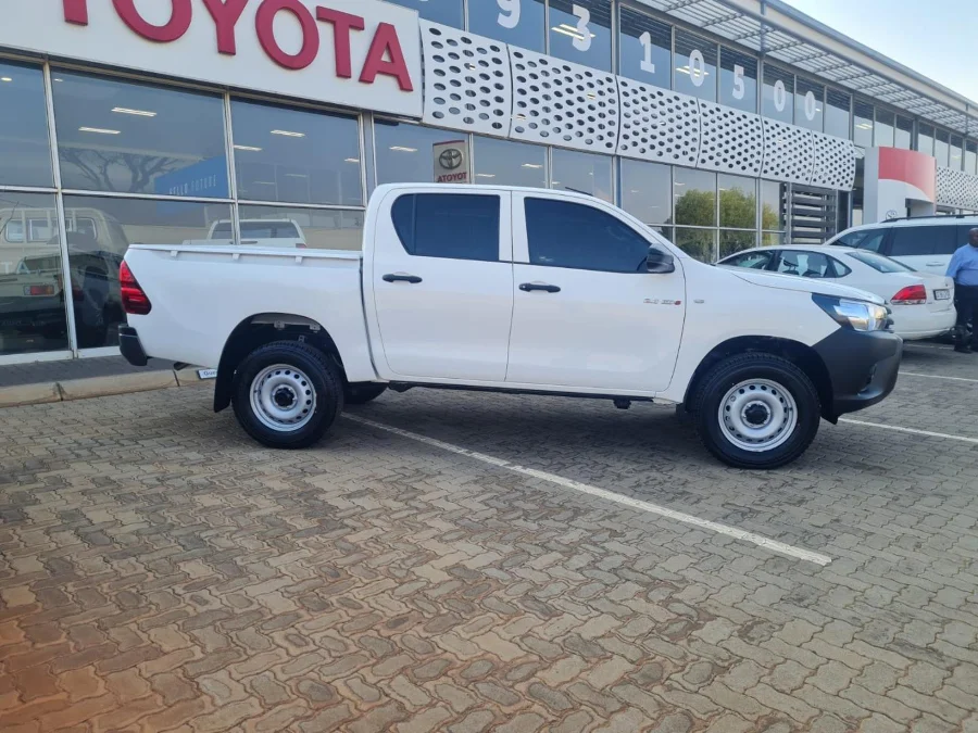 Used 2025 Toyota Hilux 2.4GD-6 double cab 4x4 SR - Godrich Toyota Used 2025 Toyota Hilux 2.4GD-6 double cab 4x4 SR - Godrich Toyota