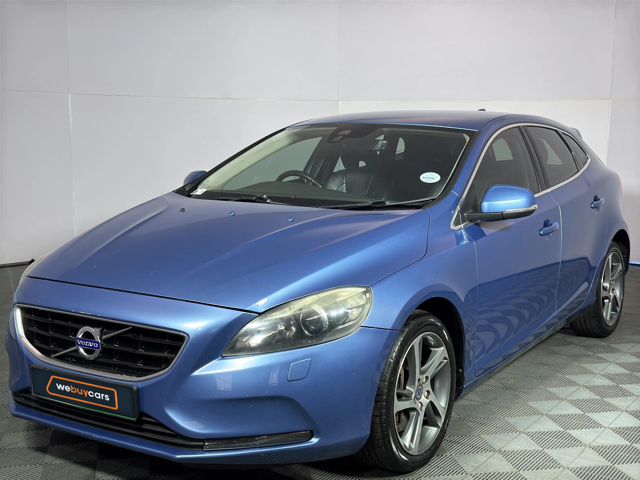 Used 2015 Volvo V40 T3 Momentum auto