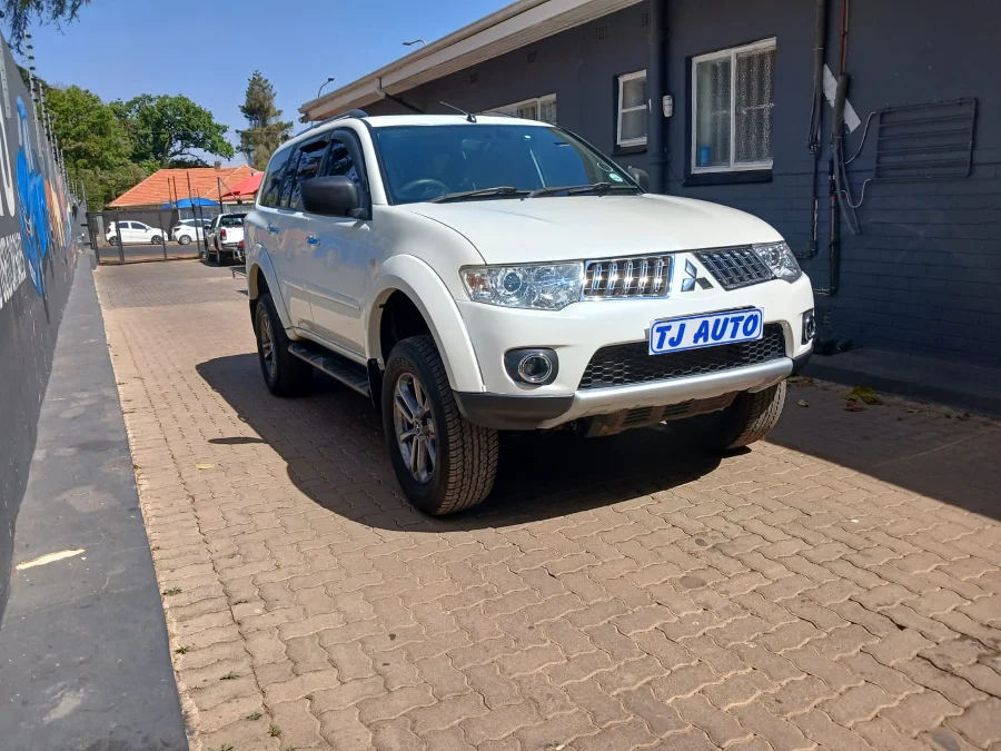 Used 2011 Mitsubishi Pajero 3-door 3.2DI-D GLS Pajero Legend Limited Edition 100 - TJ Auto Car Sales Used 2011 Mitsubishi Pajero 3-door 3.2DI-D GLS Pajero Legend Limited Edition 100 - TJ Auto Car Sales