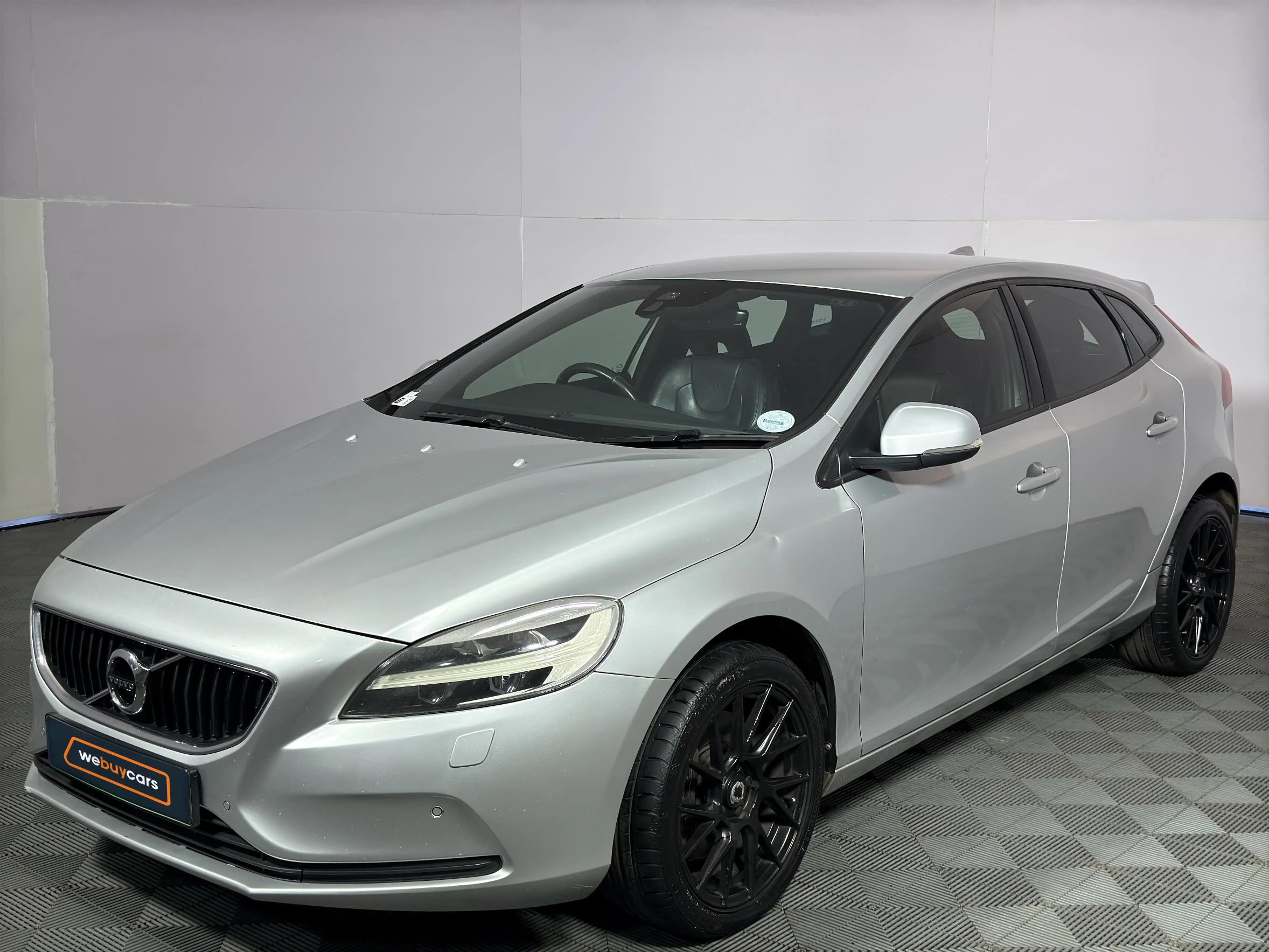 Used 2017 Volvo V40 T3 Momentum auto