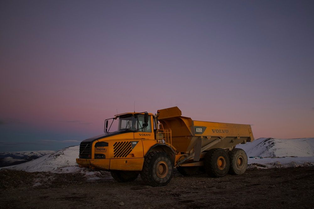 Buying dump trucks, trucks for sale, dump truck on Truck & Trailer, trucks, Photo by Ignacio Fernández Álvarez on Unsplash.jpg