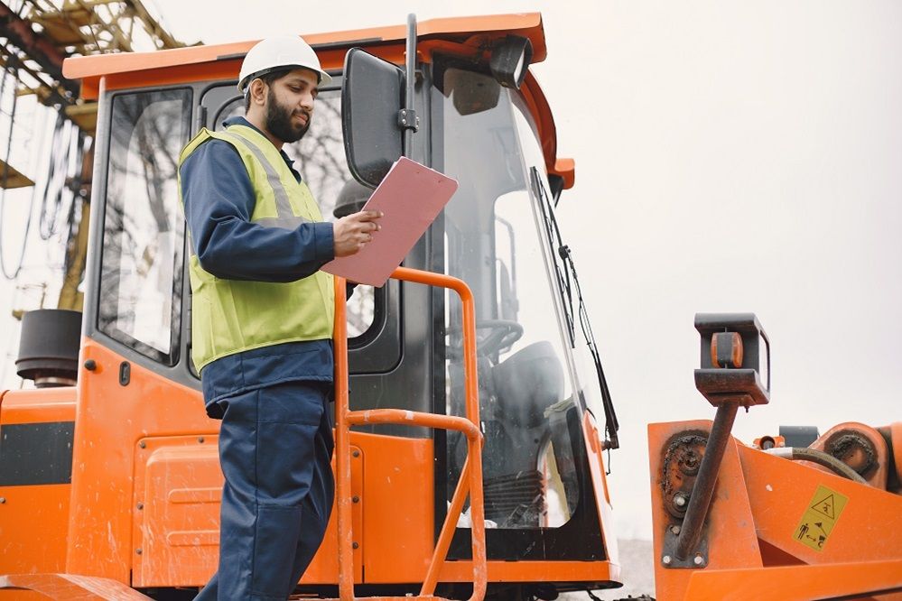Safely Operating an Excavator, excavators, excavators for sale on Truck and Trailer, Photo by Prostooleh on Freepik.jpg