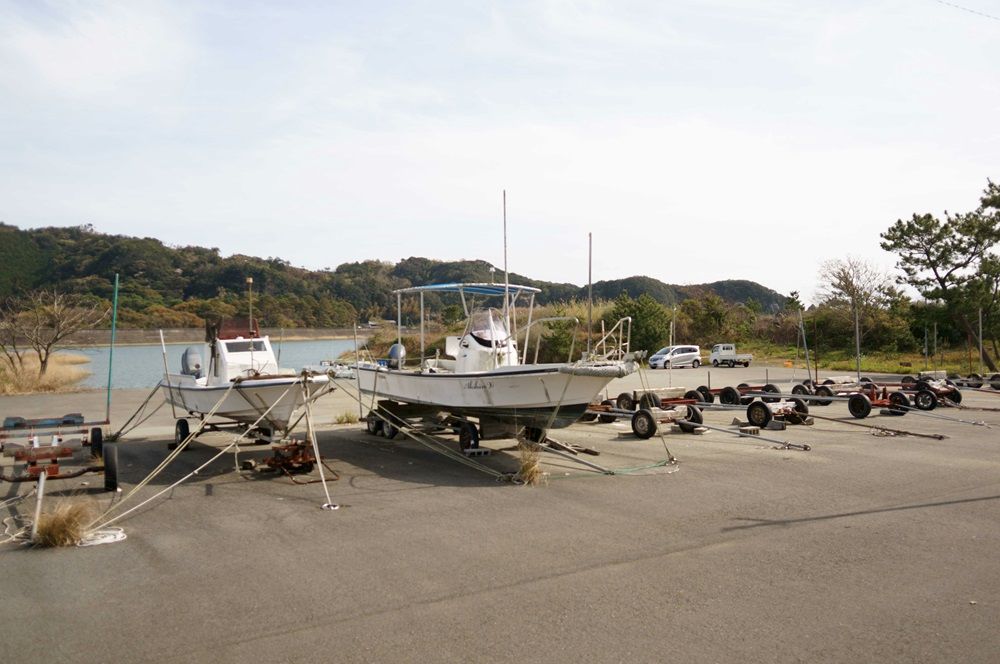 fishing boats and their uses, fishing boat for sale, boats and watercraft on Junk Mail, Photo by zenigame photo on Unsplash.jpg