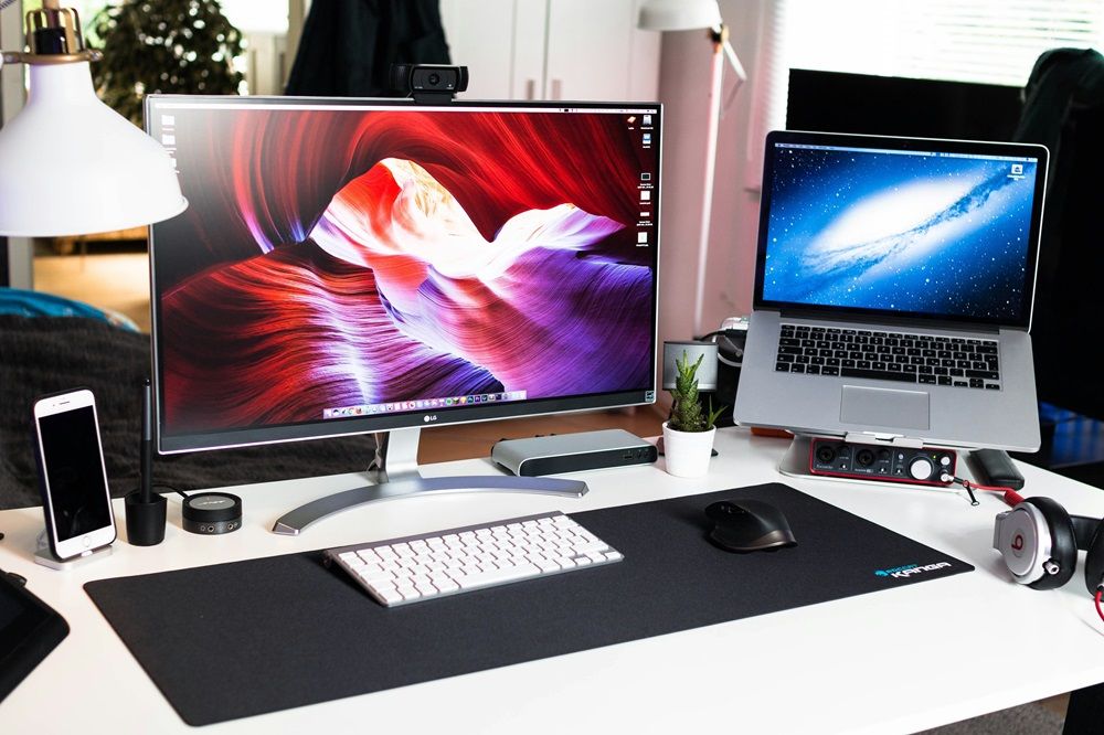 laptops and computers on Junk Mail, laptops and computers, PCs, MacBooks, cables and adapters, Networking, Routers, and Modems, Photo by Andreas Palmer on Unsplash.jpg