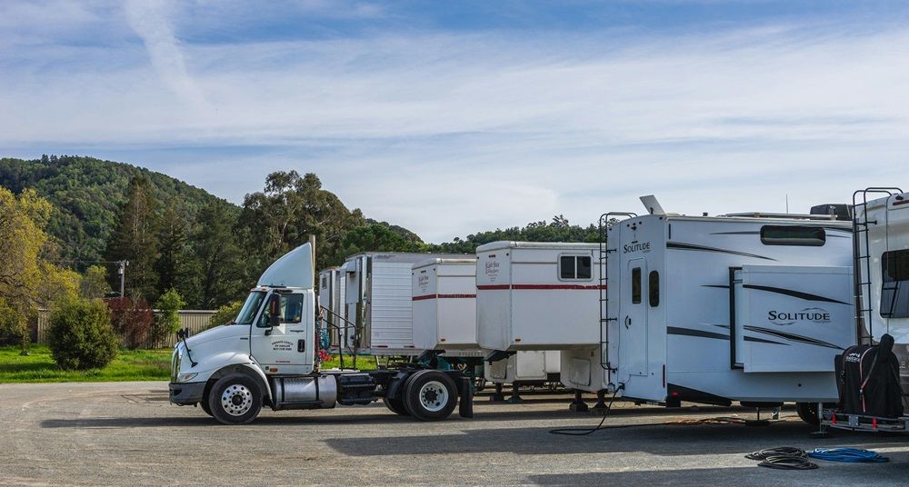 trailer for your business or persona, trailers, caravans, campers and trailers on Junk Mail, Photo by Robert So on Pexels.jpg