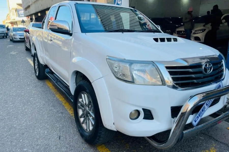 Used  2015 Toyota Hilux 2.8GD-6 Xtra cab Legend manual - Dee Cars